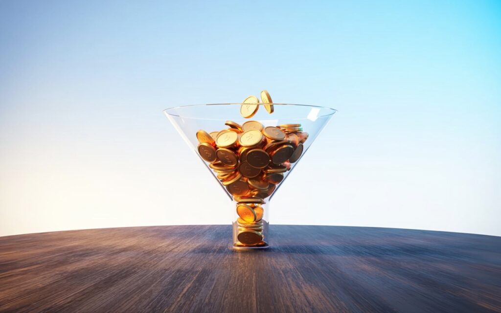 Embudo transparente sobre un piso marrón y un cielo celeste al fondo representando a un embudo de ventas dentro del contexto del marketing digital